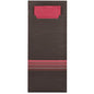 Um envelope de porta-talheres marrom escuro PAPSTAR 520 (20x8,5cm) da PAPSTAR GmbH com um guardanapo vermelho correspondente, que é parcialmente visível no interior, apresenta na parte inferior três listras horizontais vermelhas e cinzas.