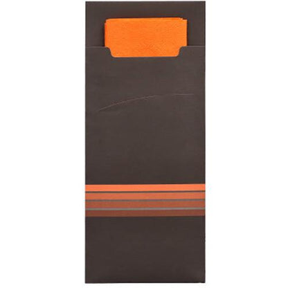 Os PAPSTAR 520 porta-talheres (20 x 8,5 cm) da PAPSTAR GmbH são uma capa de papel marrom com três listras laranja, que serve como um porta-talheres elegante e contém um guardanapo laranja correspondente parcialmente visível (33 x 33 cm, 2 camadas).