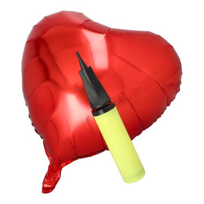 Um balão de folha vermelho em forma de coração é coroado com a bomba PAPSTAR para balões de folha, amarela, 28x4,5 cm (1 peça) da PAPSTAR GmbH - um acessório de festa estiloso ideal sobre fundo branco.