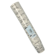 Copo para snacks Starpak 50 "To Go" feito de papelão resistente no design de jornal (470 ml, Ø 9,9 cm) em um tubo plástico transparente com rótulo azul na frente.