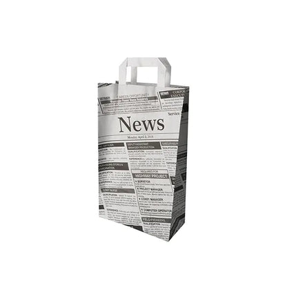 A ecológica PAPSTAR 50 sacolas de papel com alça da PAPSTAR GmbH com o design de um anúncio de jornal e a palavra "News" na borda está em pé em um fundo branco.