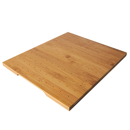 O suporte PAPSTAR para palitos de finger food é uma bandeja retangular de bambu de 25x30 cm com pequenos orifícios uniformemente distribuídos, uma superfície lisa e uma ranhura na borda - ideal para a apresentação elegante de finger food. Marca: PAPSTAR GmbH.