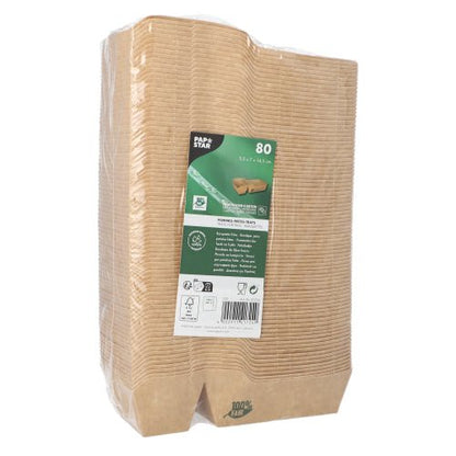 Uma pilha de 80 bandejas de batatas fritas marrons, 2-dividido PAPSTAR "puro" está embrulhada em filme transparente; a etiqueta frontal da PAPSTAR GmbH mostra informações do produto, símbolos de reciclagem e indica que são ecológicas e 100% justas.
