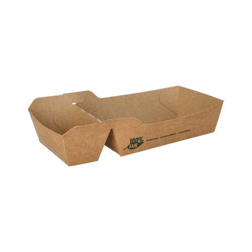 Uma bandeja de batatas fritas retangular marrom PAPSTAR 80 "puro" de papelão, 2-dividido com borda inclinada e impressão "100% Justo" da PAPSTAR GmbH, em fundo branco.