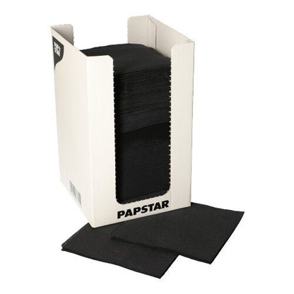 Num cartão branco da PAPSTAR GmbH encontra-se uma pilha de guardanapos pretos de 2 camadas 1/4-dobra "PUNTO" (20x20 cm, 100 peças), com vários guardanapos expostos na frente.