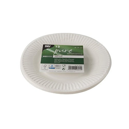 Um pacote com 12 pratos redondos e brancos PAPSTAR "pure" da PAPSTAR GmbH feitos de cartão reciclado com borda estruturada. Estes pratos ecológicos, biobasados e compostáveis ostentam o rótulo verde "pure".