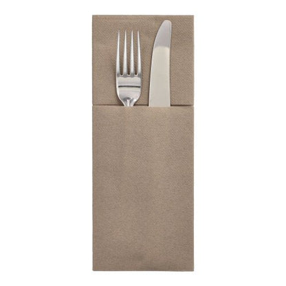 Um garfo e uma faca prateados estão em um Starpak 100 Porta-talheres, Airlaid 40 cm x 48 cm com dobra para talheres, proporcionando uma mesa elegante sobre um fundo branco simples.