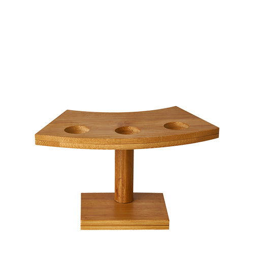 O PAPSTAR suporte para 3 cones "pure" de bambu (9x16 cm) oferece três recortes redondos em uma base retangular curva, ideal para a apresentação de cones. Marca: PAPSTAR GmbH, 1 peça.