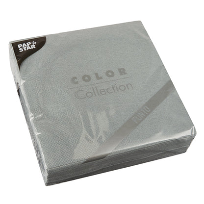 Eine versiegelte Packung mit 30 Servietten der PAPSTAR GmbH, 2-lagig "PUNTO" 1/4-Falz (38x38cm) in durchsichtiger Kunststoffverpackung, ideal für Tischdekoration.