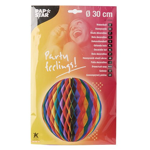 Na embalagem da PAPSTAR GmbH há uma bola de favo de mel PAPSTAR de 30 cm colorida e difícil de inflamar com o texto 'Sensação de festa!' e duas pessoas sorrindo, além de traduções multilíngues.