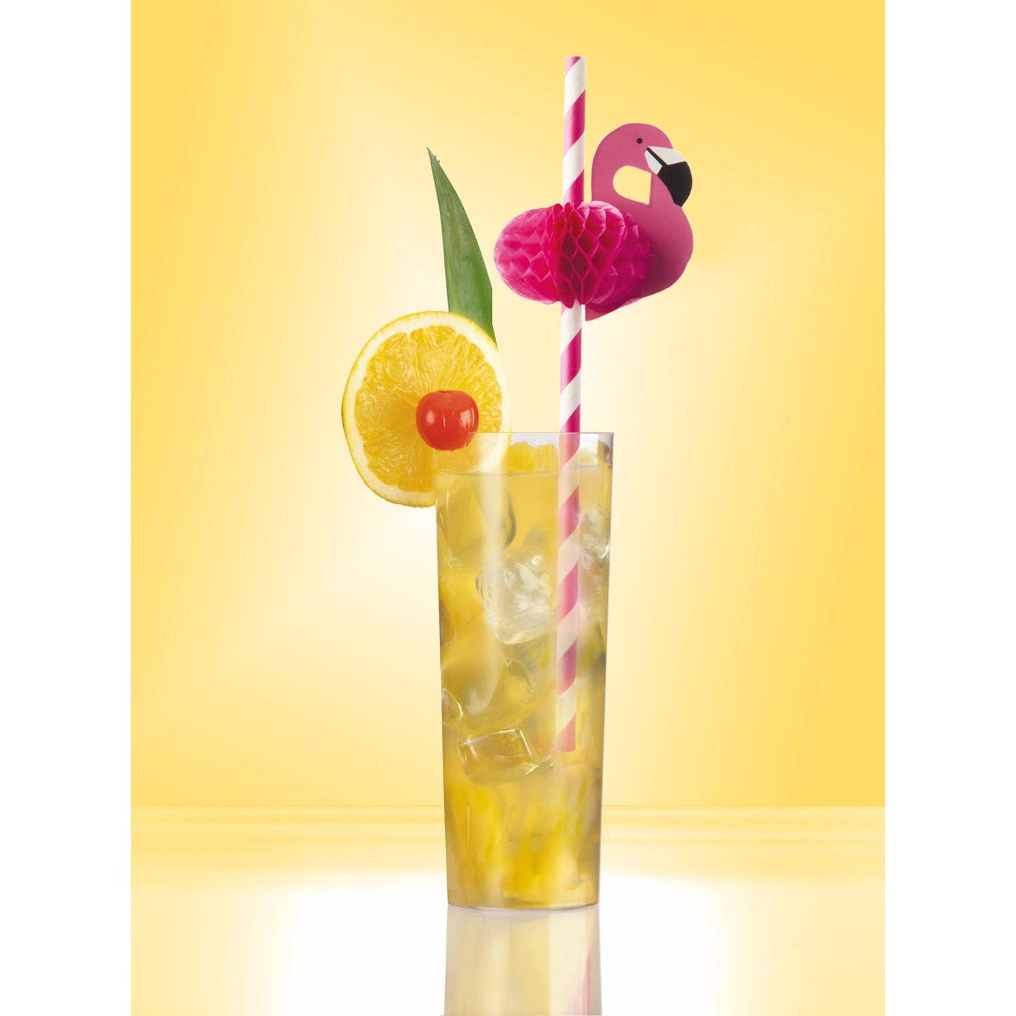 Um copo alto com bebida gelada amarela, decorado com uma fatia de limão, uma cereja, uma folha verde e uma palhinha de papel listrada rosa PAPSTAR (6 mm x 20 cm) com um flamingo de papel rosa em fundo amarelo. Marca: PAPSTAR GmbH.