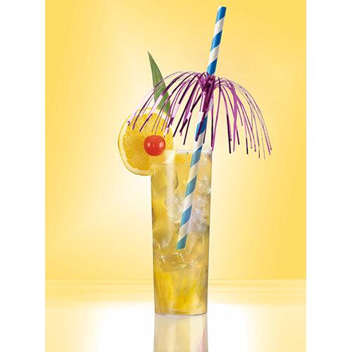 Um copo alto com uma bebida gelada amarela com uma fatia de laranja, uma cereja, uma folha verde, um pequeno guarda-chuva roxo e uma palhinha de papel azul-branco PAPSTAR 50 (Ø 6 mm · 20 cm da PAPSTAR GmbH) em fundo amarelo.