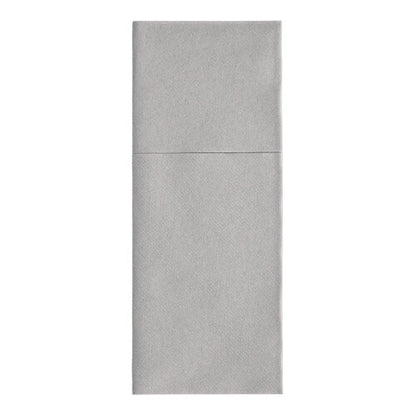 O guardanapo Starpak 100 Porta-talheres de material Airlaid liso e simples (40 x 48 cm) está dobrado longitudinalmente de forma limpa e possui uma dobra vertical para talheres. Apresenta-se em cinza claro simples.