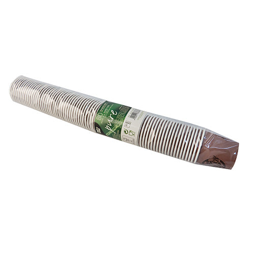 Um pacote transparente de plástico contém copos de papel 80 PAPSTAR "Pure Joy" empilhados da PAPSTAR GmbH, com interior marrom e etiqueta verde, que combinam sustentabilidade e design moderno.