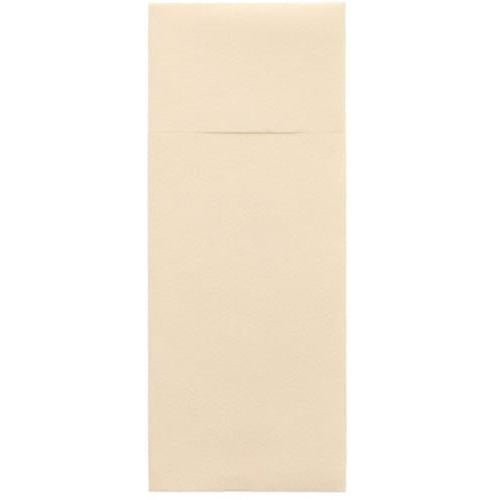 Sobre um fundo branco está um porta-talheres Starpak 100 fechado, bege claro, Airlaid 40 x 33 cm com envelope de dobra para talheres, a borda da aba retangular é discretamente visível na parte superior.