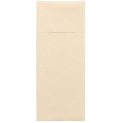 Sobre um fundo branco está um porta-talheres Starpak 100 fechado, bege claro, Airlaid 40 x 33 cm com envelope de dobra para talheres, a borda da aba retangular é discretamente visível na parte superior.