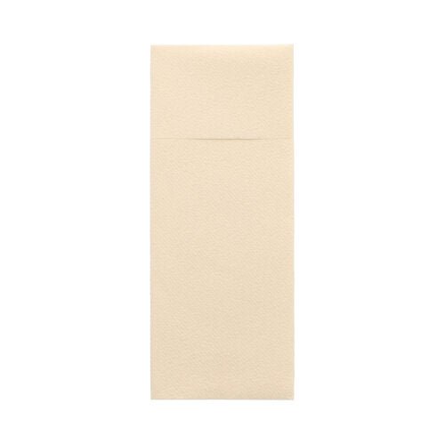 Um envelope retangular bege dos porta-talheres Starpak 100 Airlaid (40 x 33 cm com dobra para talheres), fotografado em frente a um fundo branco, se assemelha àqueles usados elegantemente em restaurantes.