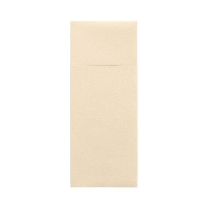 Um envelope retangular bege dos porta-talheres Starpak 100 Airlaid (40 x 33 cm com dobra para talheres), fotografado em frente a um fundo branco, se assemelha àqueles usados elegantemente em restaurantes.