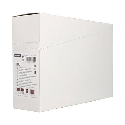Uma caixa de porta-talheres Starpak 100 Airlaid (40 x 33 cm) está em pé com a tampa parcialmente aberta, revelando uma etiqueta com texto, símbolos e códigos de barras. Frequentemente usada em restaurantes para organizar porta-talheres em um fundo branco simples.