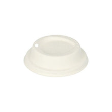 A tampa de cúpula de PAPSTAR 50, feita de cana-de-açúcar "pure", redonda e branca (2,5 cm), de cana-de-açúcar ecológica da PAPSTAR GmbH, ideal para estabelecimentos gastronômicos e fotografada com centro elevado e duas aberturas para beber em fundo branco.