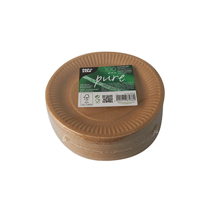 Uma pilha de PAPSTAR 100 pratos "pure" de papelão redondos e marrons com rótulo verde da PAPSTAR GmbH mostra a marca e informações ecológicas; os pratos certificados FSC estão organizados ordenadamente sobre um fundo branco.