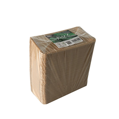 Uma pilha PAPSTAR de 250 pratos de papel "pure" brancos e retangulares da PAPSTAR GmbH, embalados cuidadosamente em plástico transparente com etiqueta verde e branca - ideal para encontros ecológicos, combinados com guardanapos marrons ou outros utensílios sustentáveis.