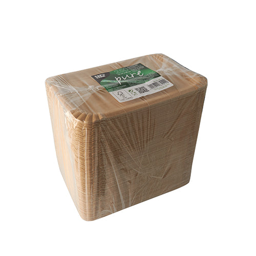 Uma pilha quadrada, ecológica PAPSTAR de 250 pratos "pure" de papel branco da PAPSTAR GmbH, feitos de cartão de fibra virgem e embalados em plástico transparente com etiqueta superior verde e branca.