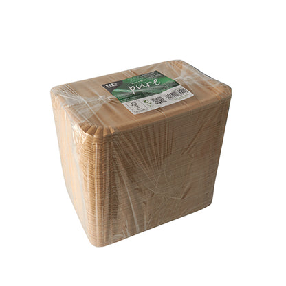 Uma pilha quadrada, ecológica PAPSTAR de 250 pratos "pure" de papel branco da PAPSTAR GmbH, feitos de cartão de fibra virgem e embalados em plástico transparente com etiqueta superior verde e branca.