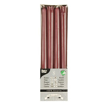 Uma embalagem com 8 PAPSTAR Velas de candelabro (Ø 2,2 cm, 25 cm) 100 % de estearina, com longa duração de combustão, numa caixa retangular com instruções multilingues.