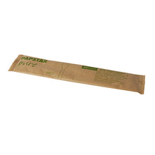 Ein brauner Papierumschlag mit der Aufschrift "PAPSTAR pure" enthält einen einzelnen 16 cm PAPSTAR Holzlöffel, einzeln verpackt in Papierbeutel/Shrinkwrap (50 Stück), mit grüner Schrift und einfacher Utensilienkontur von PAPSTAR GmbH.