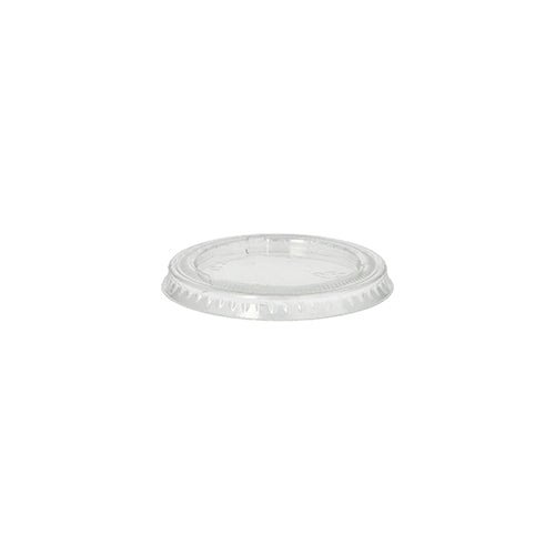 A tampa transparente e redonda PAPSTAR para copos de porção (Ø 6 cm, PLA "puro") da PAPSTAR GmbH apresenta-se sobre um fundo branco com topo plano e borda elevada e canelada para um ajuste seguro. O pacote contém 50 tampas biodegradáveis.