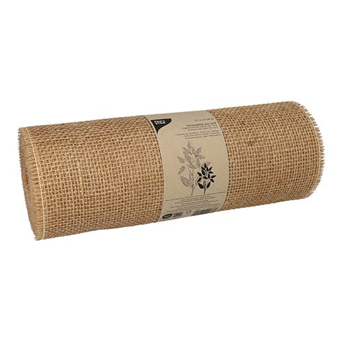 A fita decorativa de juta PAPSTAR 10 m natural em rolo da PAPSTAR GmbH é feita de juta marrom natural com padrão de grade, envolta em uma etiqueta de papel com ilustração botânica preta - ideal para projetos criativos ou decoração natural.