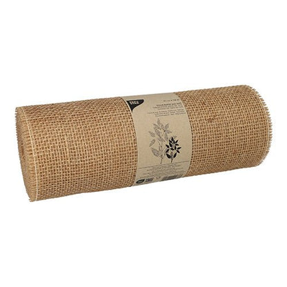 A fita decorativa de juta PAPSTAR 10 m natural em rolo da PAPSTAR GmbH é feita de juta marrom natural com padrão de grade, envolta em uma etiqueta de papel com ilustração botânica preta - ideal para projetos criativos ou decoração natural.