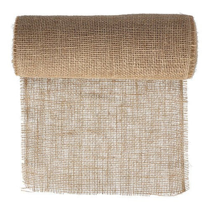Um rolo de fita decorativa de juta PAPSTAR 10 m natural em rolo da PAPSTAR GmbH, parcialmente desenrolado para destacar sua estrutura de tecelagem grosseira e aberta - ideal para projetos criativos e decoração natural.