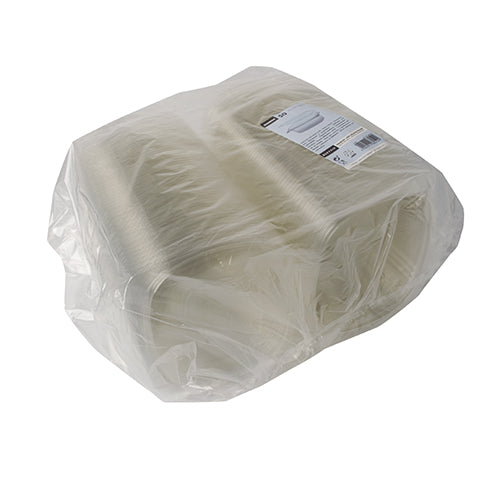 Uma grande pilha de Starpak 50 tigelas de iguarias e saladas com tampa dobrável, R-PET transparente oval, embaladas em filme transparente com etiqueta branca no topo.