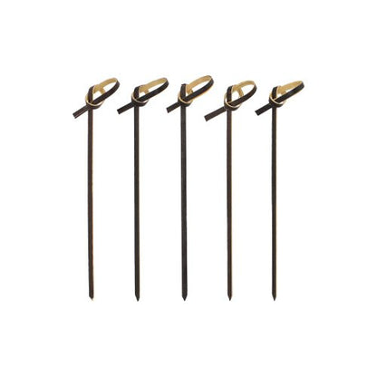 Cinco palitos de finger food marrons do tipo PAPSTAR 250 de madeira da PAPSTAR GmbH com pontas de laço estão dispostos verticalmente sobre um fundo branco e oferecem uma alternativa ecológica e elegante para festas de coquetel.