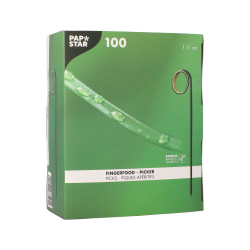 A caixa verde "PAPSTAR 100 palitos de Fingerfood" da PAPSTAR GmbH contém palitos de bambu de 11 cm para fingerfood, é certificada pelo FSC e mostra na embalagem um palito de bambu com gotas de água.