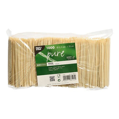 Um pacote selado a vácuo com 1000 PAPSTAR espetos de finger food de bambu "puros", 10 cm x 2,5 mm, da PAPSTAR GmbH. Rótulo branco e verde com código de barras. Ideal como espetos de finger food sustentáveis para festas e eventos.