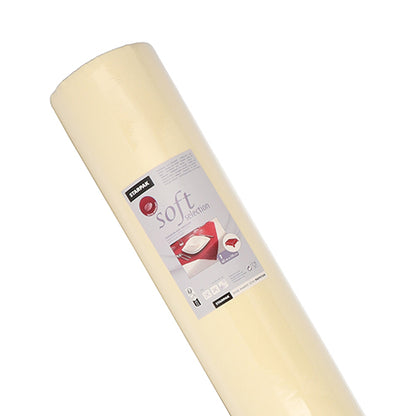 A toalha de mesa Starpak "Soft Selection" é uma toalha de mesa de velo semelhante a tecido em creme (40 m x 1,18 m), que é mostrada enrolada com uma etiqueta com motivos de roupa de cama sobre fundo branco.