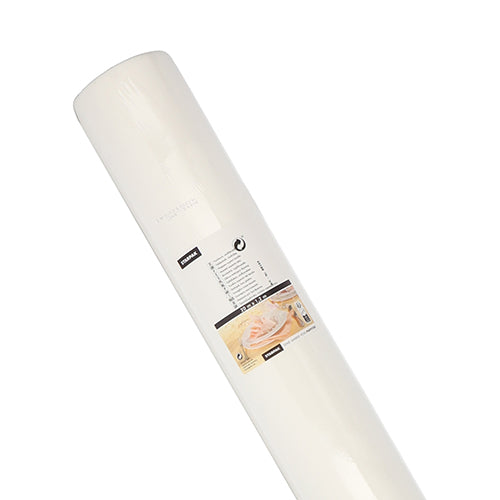 A toalha de mesa Starpak semelhante a tecido (Airlaid 20 m x 1,2 m) impressiona pela sua aparência semelhante a tecido e transmite uma sensação de alta qualidade; a etiqueta mostra detalhes do produto e uma imagem de mãos a trabalhar com massa.