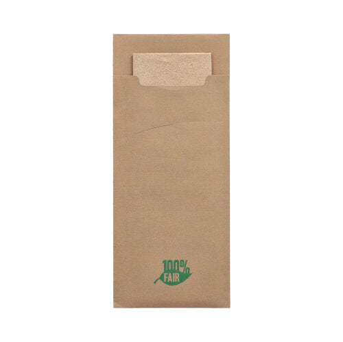 Um envelope de estojo de talheres PAPSTAR 520 (20 x 8,5 cm) com um guardanapo de 2 camadas correspondente no interior; a capa de papel marrom possui um logotipo verde "100% FAIR" no centro inferior. Marca: PAPSTAR GmbH.