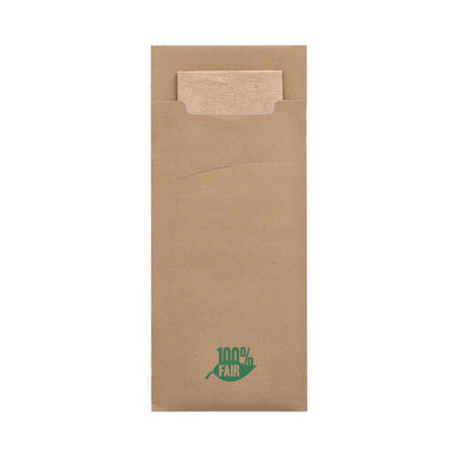 Um envelope de estojo de talheres PAPSTAR 520 (20 x 8,5 cm) com um guardanapo de 2 camadas correspondente no interior; a capa de papel marrom possui um logotipo verde "100% FAIR" no centro inferior. Marca: PAPSTAR GmbH.