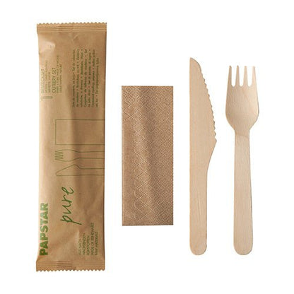 Os PAPSTAR GmbH 50 conjuntos de talheres "pure" de madeira com guardanapo no saco de papel são embalados ecologicamente e dispostos sobre um fundo branco.