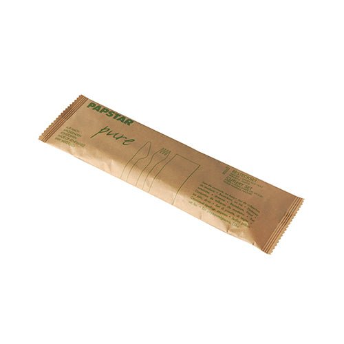 Uma embalagem retangular de papel marrom com a inscrição "PAPSTAR Pure" da PAPSTAR GmbH contém 50 conjuntos de talheres de madeira com guardanapos. A embalagem ecológica possui na frente texto verde e desenhos de linha de garfo, faca e guardanapo.