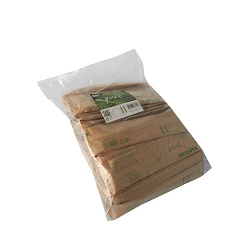Um saco de plástico transparente com 50 conjuntos de talheres de madeira "pure" PAPSTAR e guardanapos em sacos de papel – ideal para produtos de festa sustentáveis ou soluções de embalagem ecológicas da PAPSTAR GmbH.