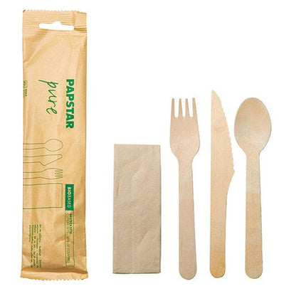 O conjunto de talheres de madeira "pure" da PAPSTAR GmbH contém faca, garfo, colher e guardanapo em uma embalagem de papel - uma variante descartável ecológica da PAPSTAR.