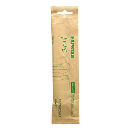 Um pacote de papel marrom selado da PAPSTAR GmbH com a inscrição "pure" contém o conjunto de talheres de madeira ecológico PAPSTAR: faca, garfo, colher e guardanapo de papel. Pictogramas/texto verde na embalagem indicam o conjunto de talheres ecológico.