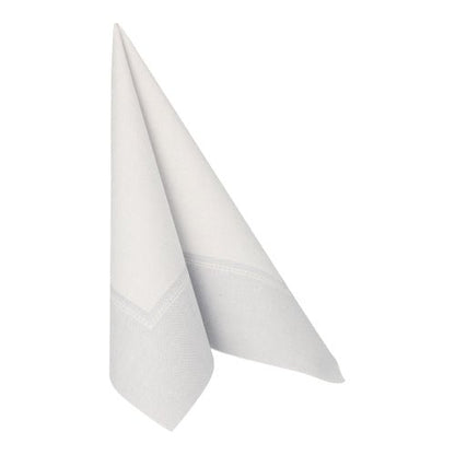 Um único guardanapo branco da PAPSTAR 50 guardanapos "ROYAL Collection" 1/4-dobra 40 x 40 cm da PAPSTAR GmbH está limpo e dobrado sobre um fundo branco simples.