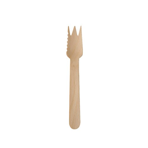 Um PAPSTAR GmbH Bolo e garfo de madeira para snacks "puro" (14 cm, serrilhado) com cabo plano está sobre um fundo branco simples. Entregue como 100 peças em uma bandeja de papel, perfeito para bolos e snacks.