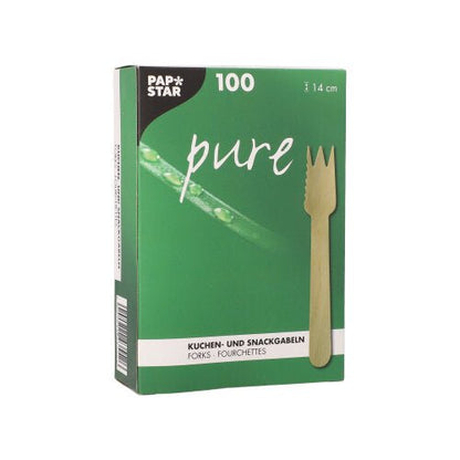 Uma caixa verde PAPSTAR "pura" contém 100 garfos de madeira para bolos e snacks (14 cm, serrilhados) em uma bandeja de papelão. A frente mostra uma imagem de garfo e um texto em alemão, francês e inglês que destaca estes como garfos ideais para bolos e snacks.